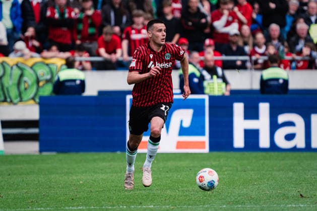 2. Bundesliga: Hannover 96 vs. 1. FC Nürnberg, 17.05.2026 Bastian Allgeier (Hannover 96, 17) am Ball; Fußball, 2. Bundesliga, 34. Spieltag: Hannover 96 vs. 1. FC Nürnberg am 17.05.2026 in der Heinz von Heiden Arena, Hannover DFL REGULATIONS PROHIBIT ANY USE OF PHOTOGRAPHS AS IMAGE SEQUENCES AND OR QUASI-VIDEO.