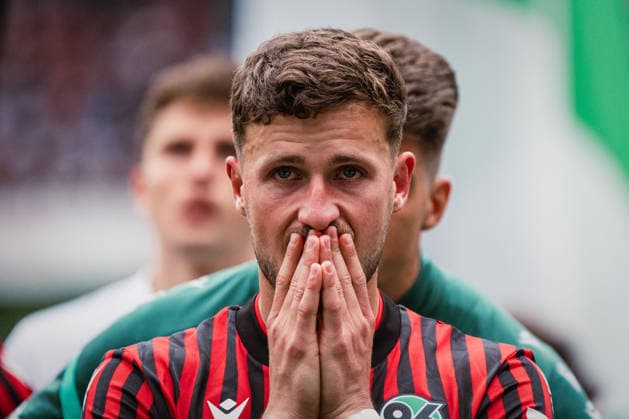 2. Bundesliga: Hannover 96 vs. 1. FC Nürnberg, 17.05.2026 Enzo Leopold (Hannover 96, 8) hat mit den Tränen zu kämpfen; Fußball, 2. Bundesliga, 34. Spieltag: Hannover 96 vs. 1. FC Nürnberg am 17.05.2026 in der Heinz von Heiden Arena, Hannover DFL REGULATIONS PROHIBIT ANY USE OF PHOTOGRAPHS AS IMAGE SEQUENCES AND OR QUASI-VIDEO.