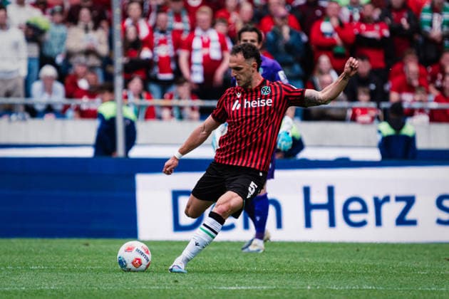 2. Bundesliga: Hannover 96 vs. 1. FC Nürnberg, 17.05.2026 Virgil-Eugen GhiÈ›Äƒ (Hannover 96, 5) schießt den Ball nach vorn; Fußball, 2. Bundesliga, 34. Spieltag: Hannover 96 vs. 1. FC Nürnberg am 17.05.2026 in der Heinz von Heiden Arena, Hannover DFL REGULATIONS PROHIBIT ANY USE OF PHOTOGRAPHS AS IMAGE SEQUENCES AND OR QUASI-VIDEO.