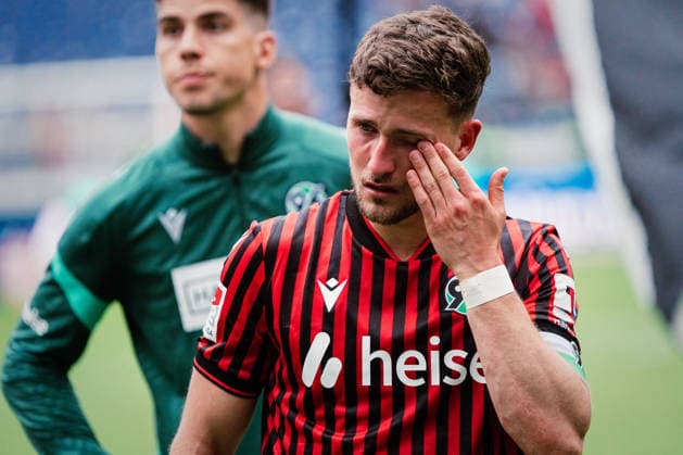 2. Bundesliga: Hannover 96 vs. 1. FC Nürnberg, 17.05.2026 Enzo Leopold (Hannover 96, 8) hat nach Abpfiff mit den Tränen zu kämpfen; Fußball, 2. Bundesliga, 34. Spieltag: Hannover 96 vs. 1. FC Nürnberg am 17.05.2026 in der Heinz von Heiden Arena, Hannover DFL REGULATIONS PROHIBIT ANY USE OF PHOTOGRAPHS AS IMAGE SEQUENCES AND OR QUASI-VIDEO.