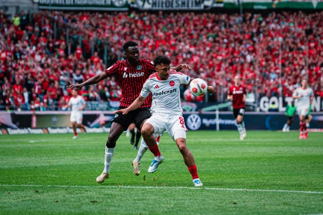2. Bundesliga: Hannover 96 vs. 1. FC Nürnberg, 17.05.2026 Mustapha Bundu (Hannover 96, 7) im Zweikampf mit Henri Koudossou (1. FC Nürnberg, 8); Fußball, 2. Bundesliga, 34. Spieltag: Hannover 96 vs. 1. FC Nürnberg am 17.05.2026 in der Heinz von Heiden Arena, Hannover DFL REGULATIONS PROHIBIT ANY USE OF PHOTOGRAPHS AS IMAGE SEQUENCES AND OR QUASI-VIDEO.
