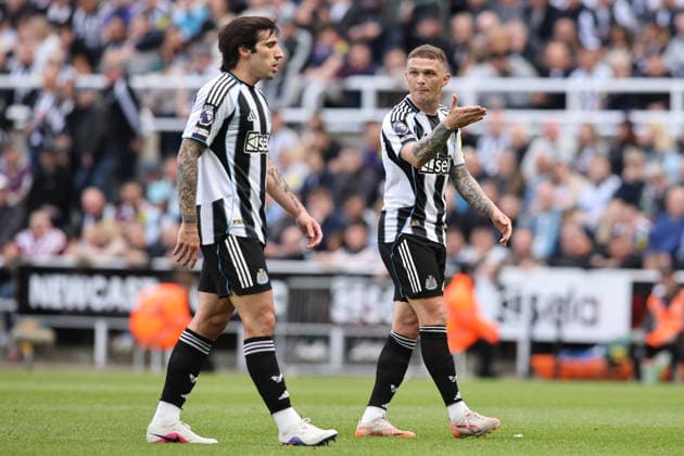 Newcastle United v West Ham United - Premier League Sandro Tonali (left) is spoken to by teammate Kieran Trippier of Newcastle United during the Premier League match between Newcastle United and West Ham United at St. James s Park, Newcastle, on May 17, 2026. Newcastle Tyne and Wear United Kingdom  Copyright: xMIxNewsx originalFilename:fletcher-newcastl260517_npFLl.jpg