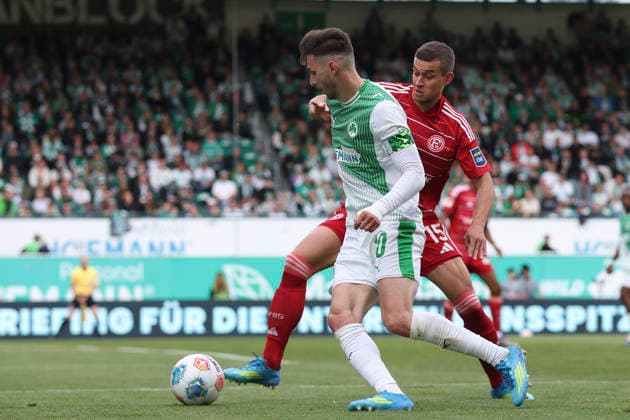 Branimir Hrgota (SpVgg Greuther Fürth) und Tim Oberdorf (Fortuna Düsseldorf) im Zweikampf waehrend des Spiels der 2. Bundesliga zwischen SpVgg Greuther Fürth und Fortuna Düsseldorf, Sportpark Ronhof Thomas Sommer am 17. May 2026 in Fürth, Deutschland. (Foto von Oliver Kaelke DeFodi Images) +++ Branimir Hrgota (SpVgg Greuther Fürth) und Tim Oberdorf (Fortuna Düsseldorf) battle for the ball during the 2. Bundesliga match between SpVgg Greuther Fürth and Fortuna Düsseldorf at Sportpark Ronhof Thomas Sommer on May 17, 2026 in Fürth, Germany. (Photo by Oliver Kaelke DeFodi Images) (Photo by Oliver Kaelke DeFodi Images) -
