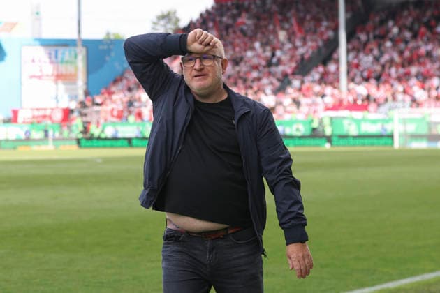 Trainer Heiko Vogel (SpVgg Greuhter Fürth) gestikuliert, Gestik waehrend des Spiels der 2. Bundesliga zwischen SpVgg Greuther Fürth und Fortuna Düsseldorf, Sportpark Ronhof Thomas Sommer am 17. May 2026 in Fürth, Deutschland. (Foto von Oliver Kaelke DeFodi Images) +++ Trainer Heiko Vogel (SpVgg Greuhter Fürth) gestures during the 2. Bundesliga match between SpVgg Greuther Fürth and Fortuna Düsseldorf at Sportpark Ronhof Thomas Sommer on May 17, 2026 in Fürth, Germany. (Photo by Oliver Kaelke DeFodi Images) (Photo by Oliver Kaelke DeFodi Images) -