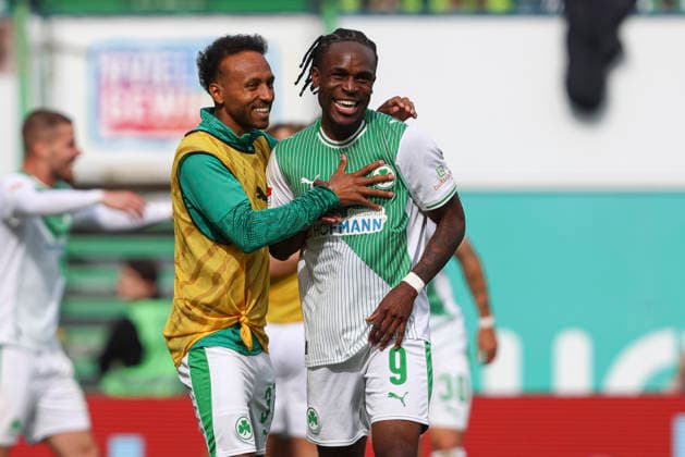 Noel Futkeu (SpVgg Greuther Fürth) Torjubel,jubelt mit seiner Mannschaft nach dem Treffer zum 4:0, der jedoch aberkannt wurde waehrend des Spiels der 2. Bundesliga zwischen SpVgg Greuther Fürth und Fortuna Düsseldorf, Sportpark Ronhof Thomas Sommer am 17. May 2026 in Fürth, Deutschland. (Foto von Oliver Kaelke DeFodi Images) +++ Noel Futkeu (SpVgg Greuther Fürth) celebrates after scoring his team s fourth goal with teammates, however, was disallowed during the 2. Bundesliga match between SpVgg Greuther Fürth and Fortuna Düsseldorf at Sportpark Ronhof Thomas Sommer on May 17, 2026 in Fürth, Germany. (Photo by Oliver Kaelke DeFodi Images) (Photo by Oliver Kaelke DeFodi Images) -