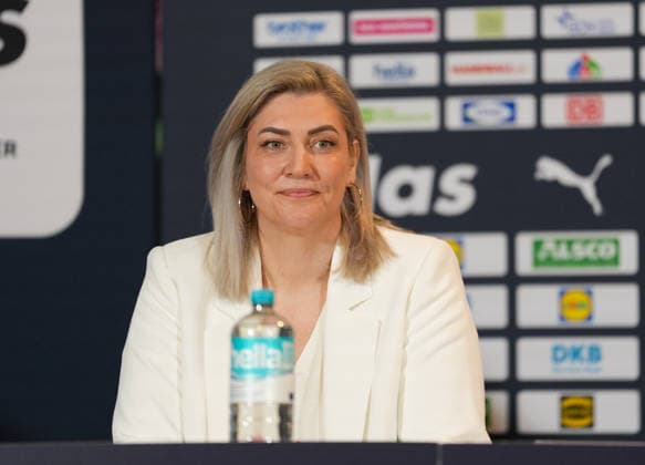Die dreifache Champions-League-Siegerin Anja Althaus wird als Botschafterin fuer die Handball-Weltmeisterschaft 2027 in Deutschland vorgestellt. Deutschland vs Daenmark, Manner Freundschaftspiel, LanXESS Arena, Koeln, GER, 17.05.2026 Foto: HMB Media Scott W. Coleman Koeln LanXESS Arena Nordrhein-Westfalen GER Copyright: xScottxW.xColemanx