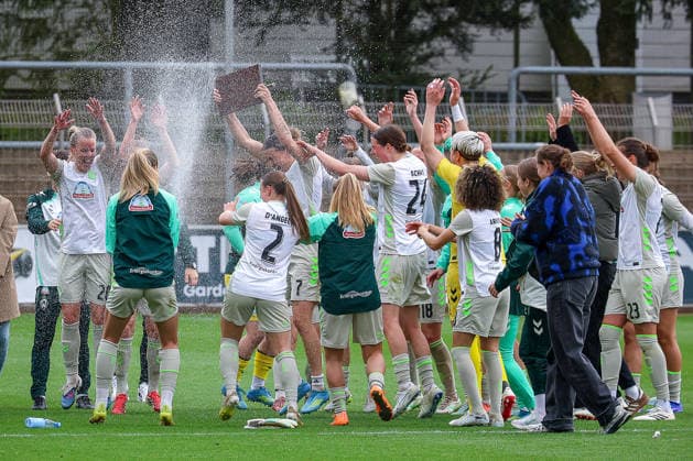 17.05.2026, xsscx, Frauen Fussball, Bayer 04 Leverkusen - Werder Bremen, 1. Fussball Bundesliga, 26. Spieltag, Ulrich-Haberland-Stadion, Saison 2025 2026: Die Mannschaft von Werder Bremen feiert ihren Sieg zum 1:3 gegen Bayer Leverkusen mit Chiara d Angelo (Werder Bremen 2), Larissa Mühlhaus (Werder Bremen 7), Lara Schmidt (Werder Bremen 24), Amira Arfaoui (Werder Bremen 8), Hanna Nemeth (Werder Bremen 23) DFB regulations prohibit any use of photographs as image sequences and or quasi-video. Photo: xSandraxScherningxPressefotoKochx Nordrhein-Westfalen Germany