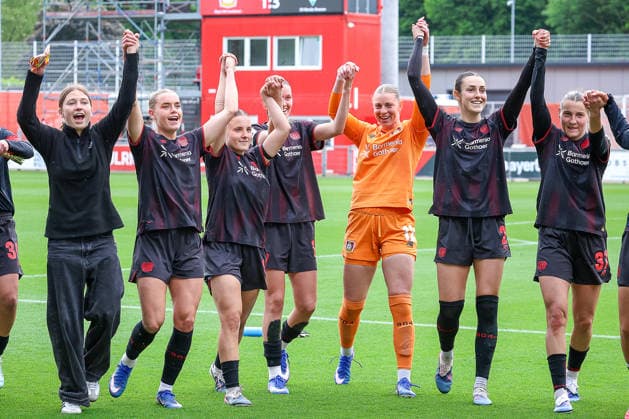 17.05.2026, xsscx, Frauen Fussball, Bayer 04 Leverkusen - Werder Bremen, 1. Fussball Bundesliga, 26. Spieltag, Ulrich-Haberland-Stadion, Saison 2025 2026: Die Mannschaft des von Bayer Leverkusen feiert nach dem Spiel mit den Fans den Saisonabschluß mit Rafaela Borggräfe (Bayer Leverkusen 12), Selina Ostermeier (Bayer Leverkusen 02), Carlotta Wamser (Bayer Leverkusen 37) DFB regulations prohibit any use of photographs as image sequences and or quasi-video. Photo: xSandraxScherningxPressefotoKochx Nordrhein-Westfalen Germany