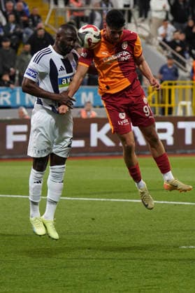 ISTANBUL, TURKEY - MAY 17: Nicholas Okopu (L) of Kasimpasa and Arda Unyay (R) of Galatasaray during the Trendyol Turkish Süper League match between Kasimpasa SK and Galatasaray SK at Recep Tayyip Erdogan Stadium on May 17, 2026 in Istanbul, Turkey. (Photo by Seskimphoto ) Kasimpasa v Galatasaray -- Turkish Super League 