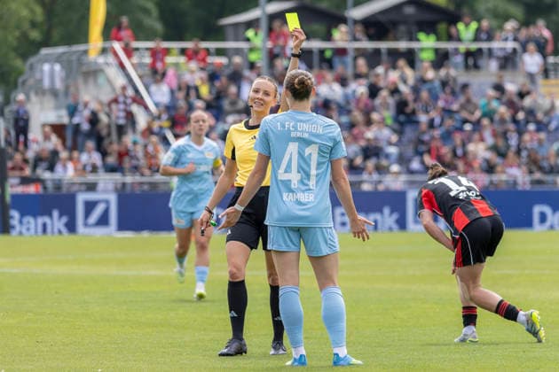 Google Pixel Frauen Bundesliga: Eintracht Frankfurt - 1. FC Union Berlin, 17.05.2026 Fabienne Michel (Schiedsrichterin) gibt Lia Kamber (1. FC Union Berlin 41) die gelbe Karte, Eintracht Frankfurt - 1. FC Union Berlin, Frankfurt, Stadion am Brentanobad, 17.5.2026 Copyright: xBEAUTIFULxSPORTS Gawlikx