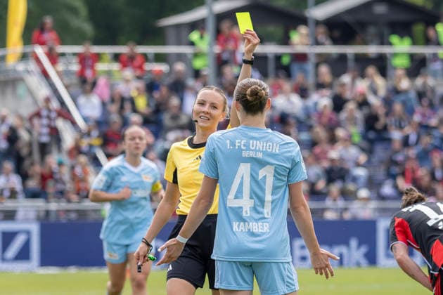 Google Pixel Frauen Bundesliga: Eintracht Frankfurt - 1. FC Union Berlin, 17.05.2026 Fabienne Michel (Schiedsrichterin) gibt Lia Kamber (1. FC Union Berlin 41) die gelbe Karte, Eintracht Frankfurt - 1. FC Union Berlin, Frankfurt, Stadion am Brentanobad, 17.5.2026 Copyright: xBEAUTIFULxSPORTS Gawlikx