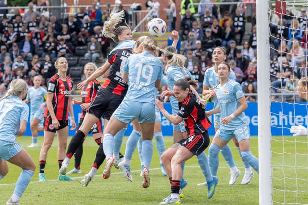 Google Pixel Frauen Bundesliga: Eintracht Frankfurt - 1. FC Union Berlin, 17.05.2026 Amanda Ilestedt (Eintracht Frankfurt 13) & Samantha Steuerwald (1. FC Union Berlin 19) im Kopfballduell nach einem Eckball, Eintracht Frankfurt - 1. FC Union Berlin, Frankfurt, Stadion am Brentanobad, 17.5.2026 Copyright: xBEAUTIFULxSPORTS Gawlikx