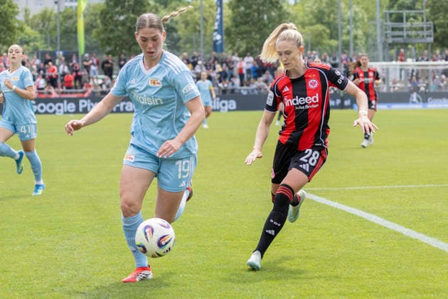 Google Pixel Frauen Bundesliga: Eintracht Frankfurt - 1. FC Union Berlin, 17.05.2026 Samantha Steuerwald (1. FC Union Berlin 19) & Rebecka Blomqvist (Eintracht Frankfurt 28) im Kampf um den Ball, Eintracht Frankfurt - 1. FC Union Berlin, Frankfurt, Stadion am Brentanobad, 17.5.2026 Copyright: xBEAUTIFULxSPORTS Gawlikx