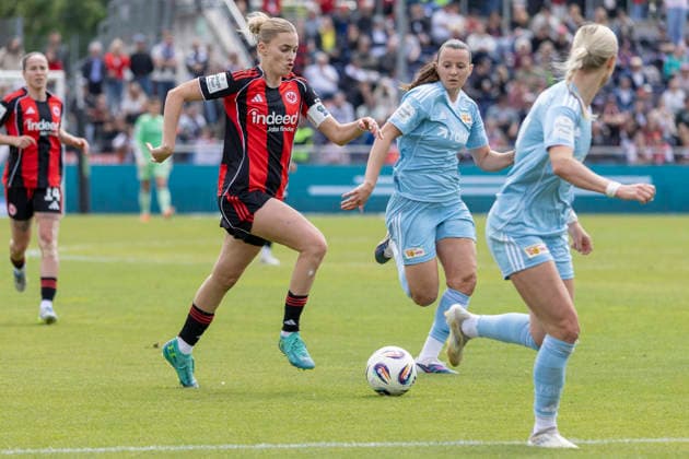 Google Pixel Frauen Bundesliga: Eintracht Frankfurt - 1. FC Union Berlin, 17.05.2026 Laura Freigang (Eintracht Frankfurt 10) & Hannah Eurlings (1. FC Union Berlin 14) im Kampf um den Ball, Eintracht Frankfurt - 1. FC Union Berlin, Frankfurt, Stadion am Brentanobad, 17.5.2026 Copyright: xBEAUTIFULxSPORTS Gawlikx
