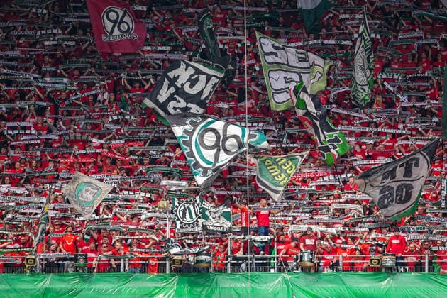 17.05.2026, xydrx, Herren, Fußball, 2.Bundesliga, Hannover 96 - 1.FC Nürnberg, Saison 2025 2026, Heinz von Heiden Arena: Fans von Hannover 96 halten Schals hoch und Fahnen werden geschwenkt DFB regulations prohibit any use of photographs as image sequences and or quasi-video.