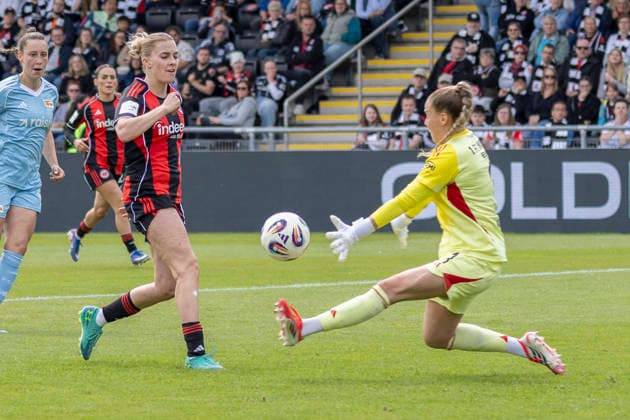 Google Pixel Frauen Bundesliga: Eintracht Frankfurt - 1. FC Union Berlin, 17.05.2026 Laura Freigang (Eintracht Frankfurt 10) schiebt den ball an Cara Bösl (1. FC Union Berlin 1) vorbei, aber auch am Tor, Eintracht Frankfurt - 1. FC Union Berlin, Frankfurt, Stadion am Brentanobad, 17.5.2026 Copyright: xBEAUTIFULxSPORTS Gawlikx