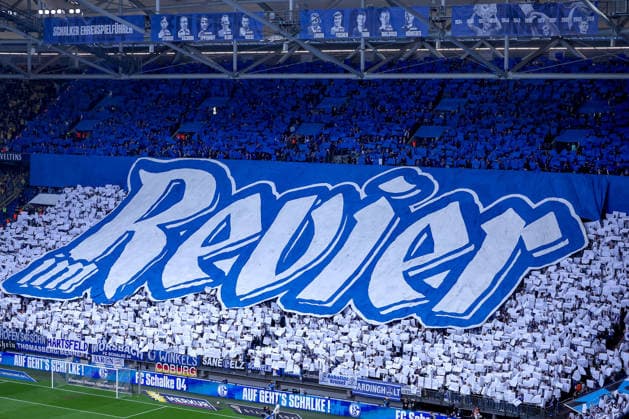17.05.2026, Fußball, FC Schalke 04 - Eintracht Braunschweig, 34. Spieltag, 2. Fußball Bundesliga, Veltins-Arena Gelsenkirchen, Saison 2025 2026: Zuschauer Fans Ultras bei der Choreo Choreografie vor dem Spiel über alle Tribünen verteilt DFB regulations prohibit any use of photographs as image sequences and or quasi-video. Nordrhein-Westfalen Deutschland