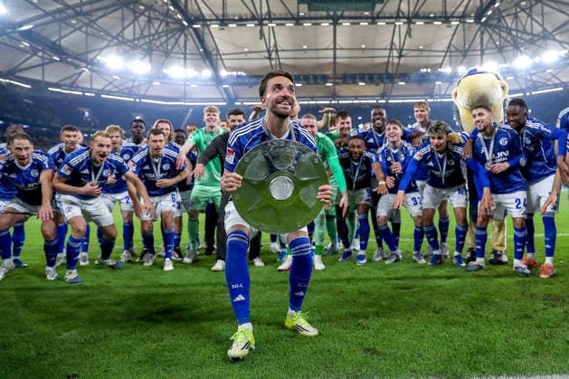 17.05.2026, Fußball, FC Schalke 04 - Eintracht Braunschweig, 34. Spieltag, 2. Fußball Bundesliga, Veltins-Arena Gelsenkirchen, Saison 2025 2026: Schalke 04 ist Meister der 2. Bundesliga. Die Mannschaft gewinnt die Meisterschaft und steht jubelnd auf dem Spielfeld. Freude und Emotionen nach dem Sieg. Kenan Karaman (Schalke04 19) mit der Meisterschale vor der Haupttribüne DFB regulations prohibit any use of photographs as image sequences and or quasi-video. Nordrhein-Westfalen Deutschland