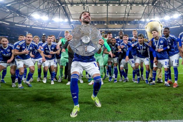 17.05.2026, Fußball, FC Schalke 04 - Eintracht Braunschweig, 34. Spieltag, 2. Fußball Bundesliga, Veltins-Arena Gelsenkirchen, Saison 2025 2026: Schalke 04 ist Meister der 2. Bundesliga. Die Mannschaft gewinnt die Meisterschaft und steht jubelnd auf dem Spielfeld. Freude und Emotionen nach dem Sieg. Kenan Karaman (Schalke04 19) mit der Meisterschale vor der Haupttribüne DFB regulations prohibit any use of photographs as image sequences and or quasi-video. Nordrhein-Westfalen Deutschland