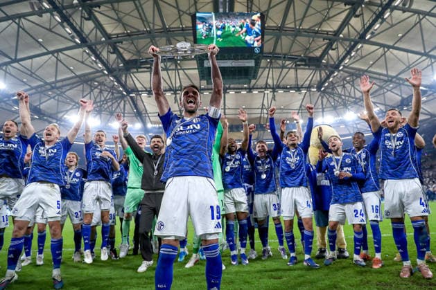 17.05.2026, Fußball, FC Schalke 04 - Eintracht Braunschweig, 34. Spieltag, 2. Fußball Bundesliga, Veltins-Arena Gelsenkirchen, Saison 2025 2026: Schalke 04 ist Meister der 2. Bundesliga. Die Mannschaft gewinnt die Meisterschaft und steht jubelnd auf dem Spielfeld. Freude und Emotionen nach dem Sieg. Kenan Karaman (Schalke04 19) mit der Meisterschale vor der Haupttribüne DFB regulations prohibit any use of photographs as image sequences and or quasi-video. Nordrhein-Westfalen Deutschland