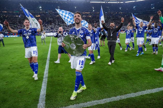 17.05.2026, Fußball, FC Schalke 04 - Eintracht Braunschweig, 34. Spieltag, 2. Fußball Bundesliga, Veltins-Arena Gelsenkirchen, Saison 2025 2026: Schalke 04 ist Meister der 2. Bundesliga. Die Mannschaft gewinnt die Meisterschaft und steht jubelnd auf dem Spielfeld. Freude und Emotionen nach dem Sieg. Nikola Katic (Schalke04 25) Kenan Karaman (Schalke04 19) mit der Meisterschale Cheftrainer Miron Muslic (Schalke04) DFB regulations prohibit any use of photographs as image sequences and or quasi-video. Nordrhein-Westfalen Deutschland