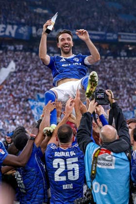 17.05.2026, Fußball, FC Schalke 04 - Eintracht Braunschweig, 34. Spieltag, 2. Fußball Bundesliga, Veltins-Arena Gelsenkirchen, Saison 2025 2026: Schalke 04 ist Meister der 2. Bundesliga. Die Mannschaft gewinnt die Meisterschaft und steht jubelnd auf dem Spielfeld. Freude und Emotionen nach dem Sieg. Die Mannschaft lässt Kenan Karaman (Schalke04 19) mit der Trophy Player of the Season hochleben. Karaman wird in die Luft geworfen mit okal Auszeichnung Spieler der Saison in der Hand DFB regulations prohibit any use of photographs as image sequences and or quasi-video. Nordrhein-Westfalen Deutschland