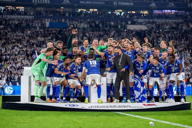 17.05.2026, Fußball, FC Schalke 04 - Eintracht Braunschweig, 34. Spieltag, 2. Fußball Bundesliga, Veltins-Arena Gelsenkirchen, Saison 2025 2026: Schalke 04 ist Meister der 2. Bundesliga. Die Mannschaft gewinnt die Meisterschaft und steht jubelnd auf dem Spielfeld. Freude und Emotionen nach dem Sieg. Übergabe Siegerehrung Kenan Karaman (Schalke04 19) mit der Meisterschale in der Hand neben Cheftrainer Miron Muslic (Schalke04) auf dem Podest DFB regulations prohibit any use of photographs as image sequences and or quasi-video. Nordrhein-Westfalen Deutschland