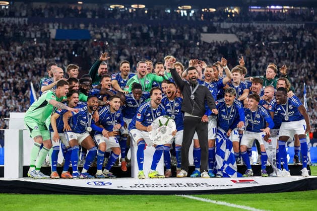 17.05.2026, Fußball, FC Schalke 04 - Eintracht Braunschweig, 34. Spieltag, 2. Fußball Bundesliga, Veltins-Arena Gelsenkirchen, Saison 2025 2026: Schalke 04 ist Meister der 2. Bundesliga. Die Mannschaft gewinnt die Meisterschaft und steht jubelnd auf dem Spielfeld. Freude und Emotionen nach dem Sieg. Übergabe Siegerehrung Kenan Karaman (Schalke04 19) mit der Meisterschale in der Hand neben Cheftrainer Miron Muslic (Schalke04) auf dem Podest DFB regulations prohibit any use of photographs as image sequences and or quasi-video. Nordrhein-Westfalen Deutschland