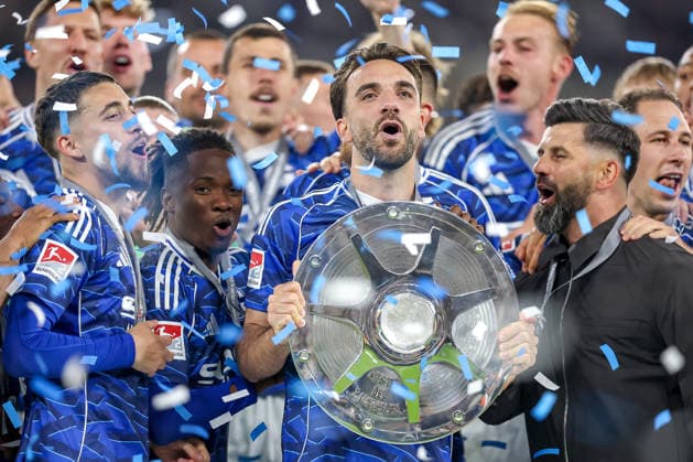 17.05.2026, Fußball, FC Schalke 04 - Eintracht Braunschweig, 34. Spieltag, 2. Fußball Bundesliga, Veltins-Arena Gelsenkirchen, Saison 2025 2026: Schalke 04 ist Meister der 2. Bundesliga. Die Mannschaft gewinnt die Meisterschaft und steht jubelnd auf dem Spielfeld. Freude und Emotionen nach dem Sieg. Übergabe Siegerehrung Kenan Karaman (Schalke04 19) mit der Meisterschale in der Hand neben Cheftrainer Miron Muslic (Schalke04) auf dem Podest DFB regulations prohibit any use of photographs as image sequences and or quasi-video. Nordrhein-Westfalen Deutschland