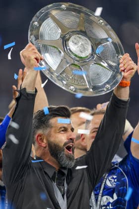 17.05.2026, Fußball, FC Schalke 04 - Eintracht Braunschweig, 34. Spieltag, 2. Fußball Bundesliga, Veltins-Arena Gelsenkirchen, Saison 2025 2026: Schalke 04 ist Meister der 2. Bundesliga. Die Mannschaft gewinnt die Meisterschaft und steht jubelnd auf dem Spielfeld. Freude und Emotionen nach dem Sieg. Übergabe Siegerehrung Cheftrainer Miron Muslic (Schalke04) mit der Meisterschale in der Hand auf dem Podest DFB regulations prohibit any use of photographs as image sequences and or quasi-video. Nordrhein-Westfalen Deutschland
