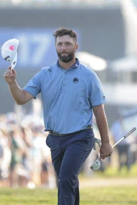 Golf 2026 PGA, Golf Herren Championship - Round 4 Jon Rahm of Spain walks out to the 18th green during the 2026 PGA Championship at Aronimink Golf Club in Newtown Square, Pennsylvania, USA, 17 May 2026. Newtown Square New York United States  Copyright: xSTEVExFALKx