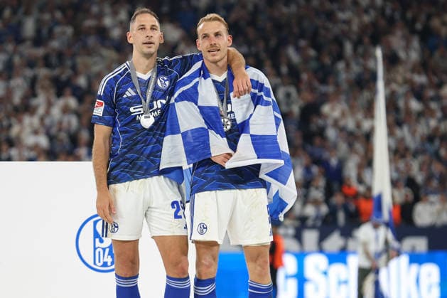 2. Bundesliga - FC Schalke 04 - Eintracht Braunschweig am 17.05.2026 in der Veltins-Arena auf Schalke Nikola Katic (Schalke 25) und Timo Becker (Schalke 5) arm in Arm