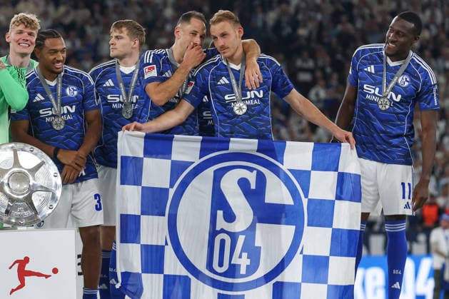 2. Bundesliga - FC Schalke 04 - Eintracht Braunschweig am 17.05.2026 in der Veltins-Arena auf Schalke Nikola Katic (Schalke 25) und Timo Becker (Schalke 5) arm in Arm
