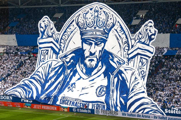 2. Bundesliga - FC Schalke 04 - Eintracht Braunschweig am 17.05.2026 in der Veltins-Arena auf Schalke Die Schalke Fans mit einer ganz Stadion Choreo, Choreographie, Choreografie - Kaiser im Revier