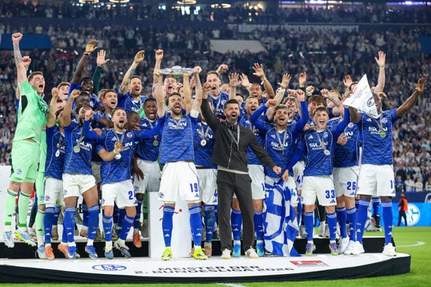 2. Bundesliga - FC Schalke 04 - Eintracht Braunschweig am 17.05.2026 in der Veltins-Arena auf Schalke Jubel und Freude über die Meisterschaft, Kenan Karaman (Schalke 19) mit der Meisterschale, Trainer Miron Muslic (Schalke) und die Mannschaft jubelt ebenfalls