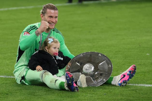2. Bundesliga - FC Schalke 04 - Eintracht Braunschweig am 17.05.2026 in der Veltins-Arena auf Schalke Torwart Loris Karius (Schalke 1) jubelt und freut sich über den Sieg mit der Meisterschale und seiner Tochter