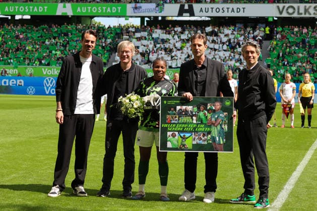 Wolfsburg, Deutschland: 17. Mai 2026 - 1. Frauen Bundesliga - 26. Spieltag - VfL Wolfsburg vs. 1. FC Nürnberg Im Bild: v.li. die Dritte Lineth Beerensteyn (VfL) wird verabschiedet, da sie den Verein zur kommenden Saison verlässt Copyright: HMBxMedia MadeleinexFantini