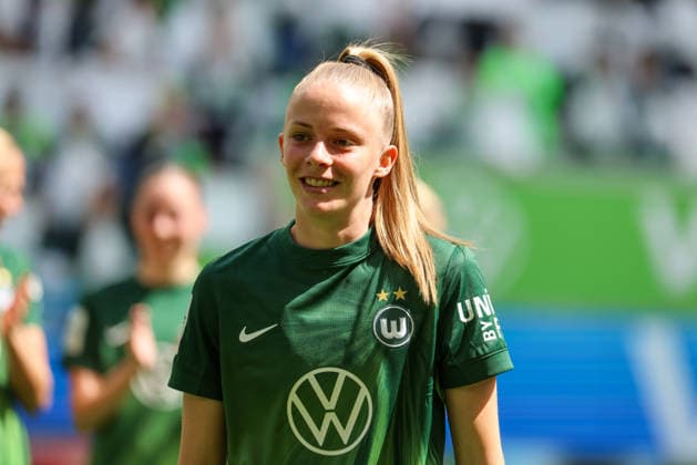 Wolfsburg, Deutschland: 17. Mai 2026 - 1. Frauen Bundesliga - 26. Spieltag - VfL Wolfsburg vs. 1. FC Nürnberg Im Bild: Vivien Endemann (VfL) wird verabschiedet, da sie den Verein zur kommenden Saison verlässt Copyright: HMBxMedia MadeleinexFantini