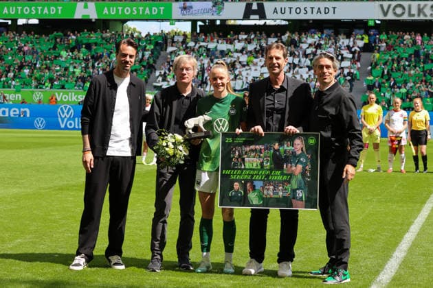 Wolfsburg, Deutschland: 17. Mai 2026 - 1. Frauen Bundesliga - 26. Spieltag - VfL Wolfsburg vs. 1. FC Nürnberg Im Bild: v.li. die Dritte Vivien Endemann (VfL) wird verabschiedet, da sie den Verein zur kommenden Saison verlässt *** Wolfsburg, Germany 17 May 2026 1 Womens Bundesliga 26 Matchday VfL Wolfsburg vs 1 FC Nürnberg In the picture from left third Vivien Endemann VfL is bid farewell as she leaves the club for the coming season Copyright: HMBxMedia MadeleinexFantini