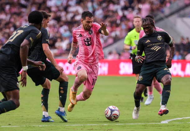 MLS, Fussball Herren, USA - Inter Miami vs Portland Timbers Inter Miami Right Wing Lionel Messi (C) in action against Portland Timbers Central Midfielder Diego Chara during the MLS game between Inter Miami and Portland Timbers at Nu Stadium in Miami, Florida, USA, 17 May 2026. MIAMI FLORIDA United States  Copyright: xCRISTOBALxHERRERA-ULASHKEVICHx