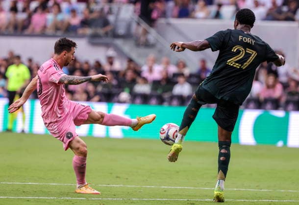 MLS, Fussball Herren, USA - Inter Miami vs Portland Timbers Lionel Messi of Inter Miami (L) in action against Portland Timbers left back Jimer Fory during the MLS game between Inter Miami and Portland Timbers at Nu Stadium in Miami, Florida, USA, 17 May 2026. MIAMI FLORIDA United States  Copyright: xCRISTOBALxHERRERA-ULASHKEVICHx