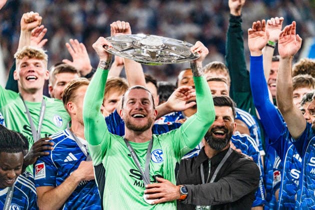 Deutschland: 2. Bundesliga 2025 2026, 34. Spieltag - FC Schalke 04 vs. Eintracht Braunschweig - 17.05.2026 - Veltins-Arena (Gelsenkirchen, Nordrhein-Westfalen) Loris Karius (Schalke 04, 1) hebt jubelt mit Meisterschale der 2. Bundesliga Jubel Freude Emotionen