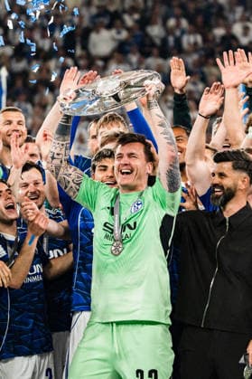 Deutschland: 2. Bundesliga 2025 2026, 34. Spieltag - FC Schalke 04 vs. Eintracht Braunschweig - 17.05.2026 - Veltins-Arena (Gelsenkirchen, Nordrhein-Westfalen) Kevin Müller (Schalke 04, 22) hebt jubelt mit Meisterschale der 2. Bundesliga Jubel Freude Emotionen