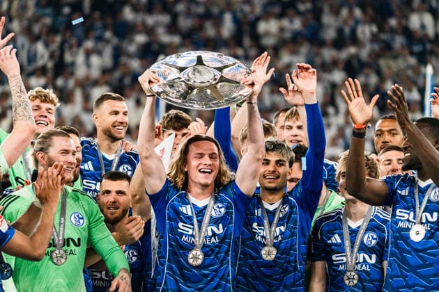 Deutschland: 2. Bundesliga 2025 2026, 34. Spieltag - FC Schalke 04 vs. Eintracht Braunschweig - 17.05.2026 - Veltins-Arena (Gelsenkirchen, Nordrhein-Westfalen) Mika Wallentowitz (Schalke 04, 35) hebt jubelt mit Meisterschale der 2. Bundesliga Jubel Freude Emotionen