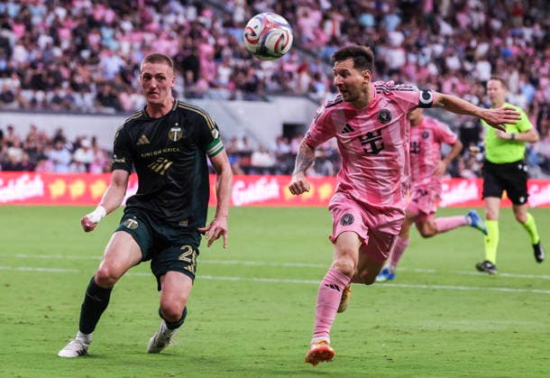 MLS, Fussball Herren, USA - Inter Miami vs Portland Timbers Lionel Messi of Inter Miami (R) in action against Portland Timbers centre back Finn Surman (L) during the MLS game between Inter Miami and Portland Timbers at Nu Stadium in Miami, Florida, USA, 17 May 2026. MIAMI FLORIDA United States  Copyright: xCRISTOBALxHERRERA-ULASHKEVICHx