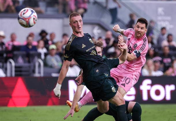 MLS, Fussball Herren, USA - Inter Miami vs Portland Timbers Lionel Messi of Inter Miami (R) in action against Portland Timbers centre back Finn Surman (L) during the MLS game between Inter Miami and Portland Timbers at Nu Stadium in Miami, Florida, USA, 17 May 2026. MIAMI FLORIDA United States  Copyright: xCRISTOBALxHERRERA-ULASHKEVICHx