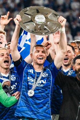Deutschland: 2. Bundesliga 2025 2026, 34. Spieltag - FC Schalke 04 vs. Eintracht Braunschweig - 17.05.2026 - Veltins-Arena (Gelsenkirchen, Nordrhein-Westfalen) Edin Dzeko (10) hebt jubelt mit Meisterschale der 2. Bundesliga Jubel Freude Emotionen Miron Muslic (Schalke 04, Trainer)