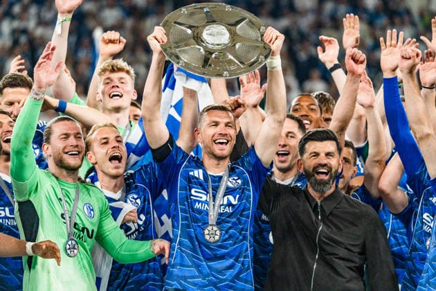 Deutschland: 2. Bundesliga 2025 2026, 34. Spieltag - FC Schalke 04 vs. Eintracht Braunschweig - 17.05.2026 - Veltins-Arena (Gelsenkirchen, Nordrhein-Westfalen) Edin Dzeko (10) hebt jubelt mit Meisterschale der 2. Bundesliga Jubel Freude Emotionen Miron Muslic (Schalke 04, Trainer)