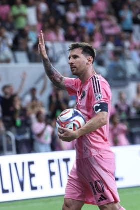 MIAMI, FL - MAY 17: Inter Miami CF midfielder Leo Messi (10) waves to fans before taking a corner kick in the second half during the match between the Portland Timbers and Inter Miami CF on Sunday, May 17, 2026 at Nu Stadium in Miami, FL. (Photo by Peter Joneleit Icon Sportswire) SOCCER: MAY 17 MLS, Fussball Herren, USA Inter Miami CF vs Portland Timbers EDITORIAL USE ONLY Icon2605017078