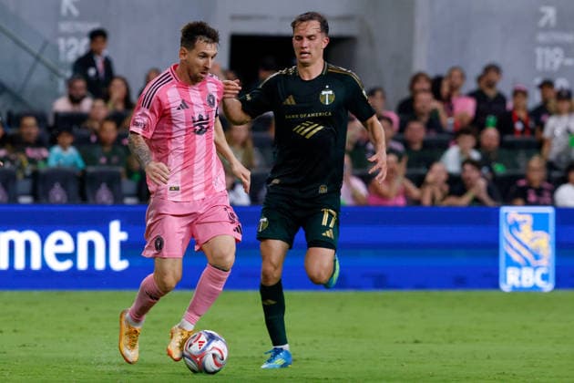 MIAMI, FL - MAY 17: Inter Miami forward Lionel Messi (10) and Portland Timbers midfielder Cole Bassett (17) battle for the ball during the MLS, Fussball Herren, USA game between Inter Miami CF and Portland Timbers at NU Stadium on May 17, 2026 in Miami,Florida.(Photo by Chris Arjoon Icon Sportswire) SOCCER: MAY 17 MLS Inter Miami CF vs Portland EDITORIAL USE ONLY Icon2605170010011